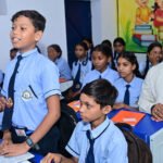 रायपुर : शाला प्रवेशोत्सव: शिक्षा मंत्री गजेन्द्र यादव ने बच्चों संग बैठकर सिखाया पहाड़ा, स्मार्ट क्लास का किया लोकार्पण