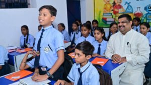 रायपुर : शाला प्रवेशोत्सव: शिक्षा मंत्री गजेन्द्र यादव ने बच्चों संग बैठकर सिखाया पहाड़ा, स्मार्ट क्लास का किया लोकार्पण
