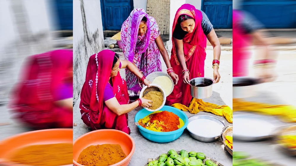 रायपुर : ’अचार के स्वाद में घुली आत्मनिर्भरता, बिहान ने बदली माँ जगदंबा समूह की महिलाओं की जिंदगी’