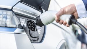 EV Charging Alert: भारत के 45% घर इलेक्ट्रिक कार चार्जिंग के लिए अनफिट, लापरवाही से लग सकती है आग