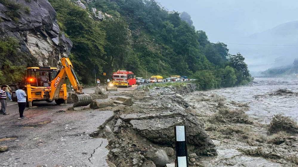 हिमाचल में मॉनसून का कहर: जिस्पा में बादल फटा, मंडी में भूस्खलन से महिला की मौत