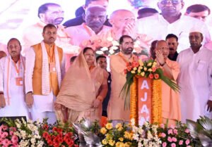 सपा-कांग्रेस से सावधान और सतर्क रहेंगे तो सुरक्षित रहेंगे, इनसे सटेंगे तो खतरा बढ़ेगाः सीएम योगी