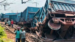 गाजियाबाद-दिल्ली रेल रूट पर बड़ा हादसा, मालगाड़ी के 6 डिब्बे पटरी से उतरे; 53 ट्रेनें प्रभावित