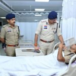पुलिस कमिश्नर संजीव शुक्ला ने अस्पताल पहुंचकर घायल पुलिस जवानों का जाना हाल