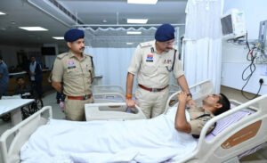 पुलिस कमिश्नर संजीव शुक्ला ने अस्पताल पहुंचकर घायल पुलिस जवानों का जाना हाल