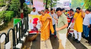 राजनाथ सिंह के जन्मदिन पर लखनऊ में चला 110 वार्डों का मेगा सफाई अभियान