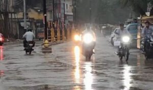 आज का मौसम: दिल्ली-यूपी समेत 15 राज्यों में भारी बारिश का अलर्ट, पहाड़ों में तबाही का खतरा