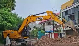 15 मौतों के बाद बड़ा एक्शन! 15 दिन का नोटिस खत्म, लखनऊ अग्निकांड वाली बिल्डिंग पर चला बुलडोजर