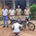 चोरी की बाइक को छुपाने के लिए बदल डाला रंग, चोरी की बाइक सहित पकड़ा गया शातिर चोर, बिलहरी पुलिस को मिली सफलता