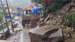 चारधाम यात्रा पर बारिश का कहर, नदियां उफान पर; बदरीनाथ नेशनल हाईवे बंद, यात्रियों की बढ़ी मुश्किलें