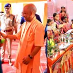 मुख्यमंत्री ने बुलाया तो दौड़कर मंच पर पहुंचीं महिलाएं, भेंट किया हाथ से बनाया गया चित्र