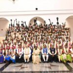 राष्ट्रपति द्रौपदी मुर्मु से छत्तीसगढ़ के बस्तर पंडुम-2026 के विजेताओं, परगना मांझी और पद्म पुरस्कार विजेताओं के प्रतिनिधिमंडल ने मुलाकात की