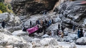 पाकिस्तान में बड़ा सड़क हादसा, खाई में गिरी ओवरलोडेड बस; 40 लोगों की मौत