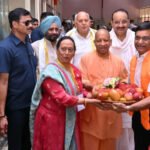 UP Mango Festival: आधा किलो का आम देख CM योगी हुए खुश, प्रदर्शनी में आकर्षण का बना केंद्र