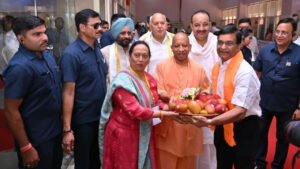 UP Mango Festival: आधा किलो का आम देख CM योगी हुए खुश, प्रदर्शनी में आकर्षण का बना केंद्र