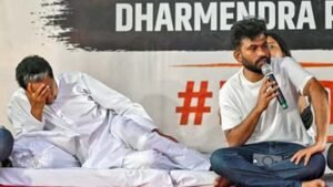 जंतर-मंतर प्रदर्शन में बोले अभिजीत दीपके—सोनम वांगचुक अनुभवी हैं, हम क्यों भूखे रहें
