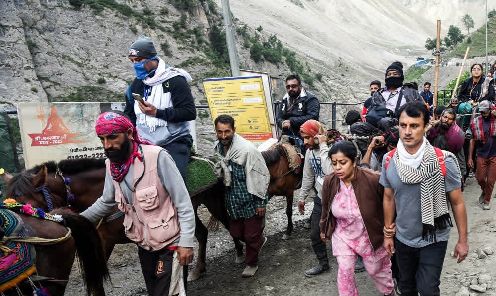 अमरनाथ यात्रा 2026: 4,812 श्रद्धालुओं का तीसरा जत्था जम्मू से रवाना, सेना के कड़े सुरक्षा घेरे में शुरू हुआ सफर