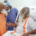 सीएम योगी मेदांता अस्पताल पहुंचे, महंत नृत्य गोपाल दास का जाना हालचाल
