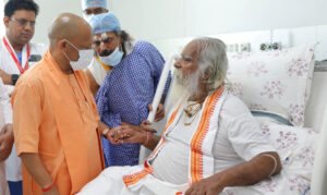 सीएम योगी मेदांता अस्पताल पहुंचे, महंत नृत्य गोपाल दास का जाना हालचाल