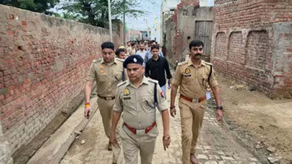 मथुरा बना साइबर ठगों का अड्डा, पुलिस की छापेमारी में 40 शातिर गिरफ्तार