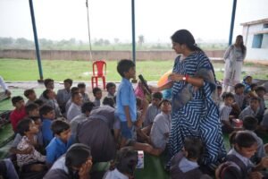 सोशल मीडिया की गुहार पर गांव पहुंची बाल चौपाल, बच्चों को मिले अधिकारों के सबक