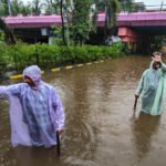 मुंबई में बारिश का कहर! सड़कों पर घुटनों तक पानी, रेलवे ट्रैक डूबे, स्कूल-कॉलेज बंद