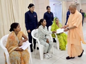 मुख्यमंत्री योगी आदित्यनाथ ने जनता दर्शन में सुनीं फरियादियों की समस्याएं