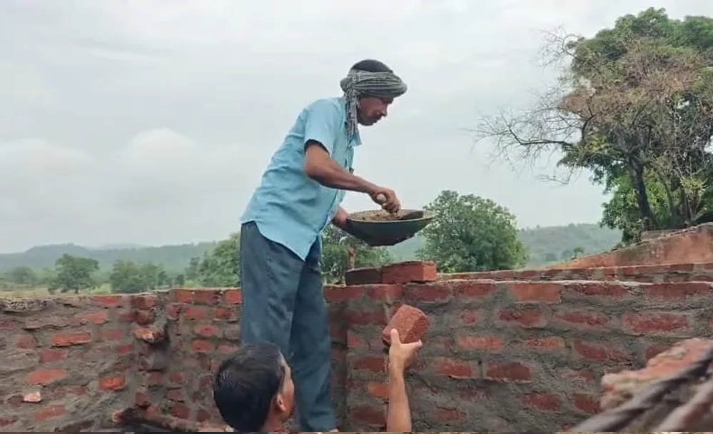 डिंडौरी में आदिवासियों ने चंदा जुटाकर बना दिया सरकारी स्कूल, 3 साल तक नहीं मिली सरकारी मदद