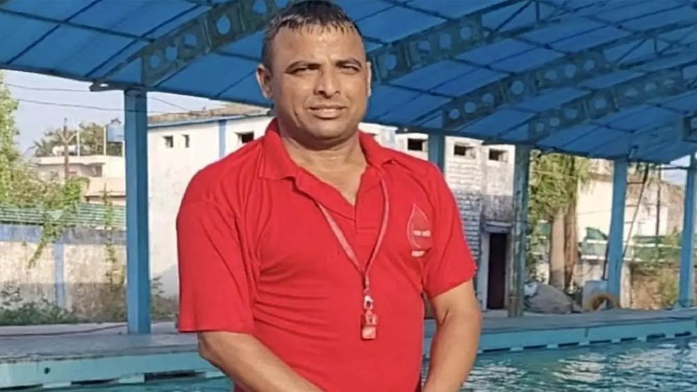 बैतूल के दिव्यांग तैराक रामबरन को फिर मिला मौका! इंग्लैंड में 36 किमी तैराकी कर रचेंगे इतिहास
