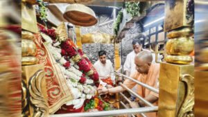 मुख्यमंत्री योगी ने मां विंध्यवासिनी के दरबार में की पूजा-अर्चना
