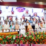 सीएम योगी ने स्वच्छ व हरित विद्यालयों के प्रधानाचार्यों/प्रधानाध्यापकों का किया सम्मान