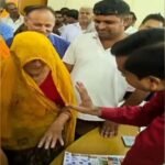 जमीन बेटे के नाम करते ही SDM ने कही ऐसी बात, बुजुर्ग महिला समेत पूरा पंडाल हंसी से गूंज उठा