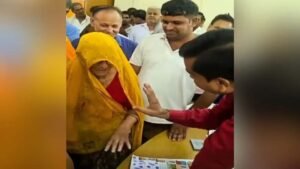 जमीन बेटे के नाम करते ही SDM ने कही ऐसी बात, बुजुर्ग महिला समेत पूरा पंडाल हंसी से गूंज उठा
