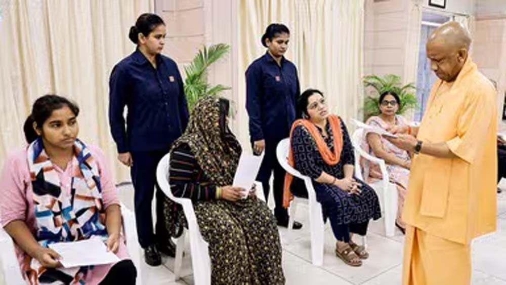 जनता दर्शन में योगी का बड़ा आश्वासन, गंभीर मरीजों के इलाज में मिलेगी आर्थिक मदद
