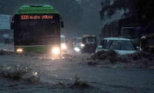 दिल्ली-NCR में बारिश से हाल बेहाल! नोएडा-गुरुग्राम की सड़कें जलमग्न, कई जगह लंबा ट्रैफिक जाम