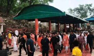 चित्रकूट दौरे पर CM योगी, कामदगिरि की परिक्रमा कर बरहा हनुमान मंदिर में की पूजा-अर्चना