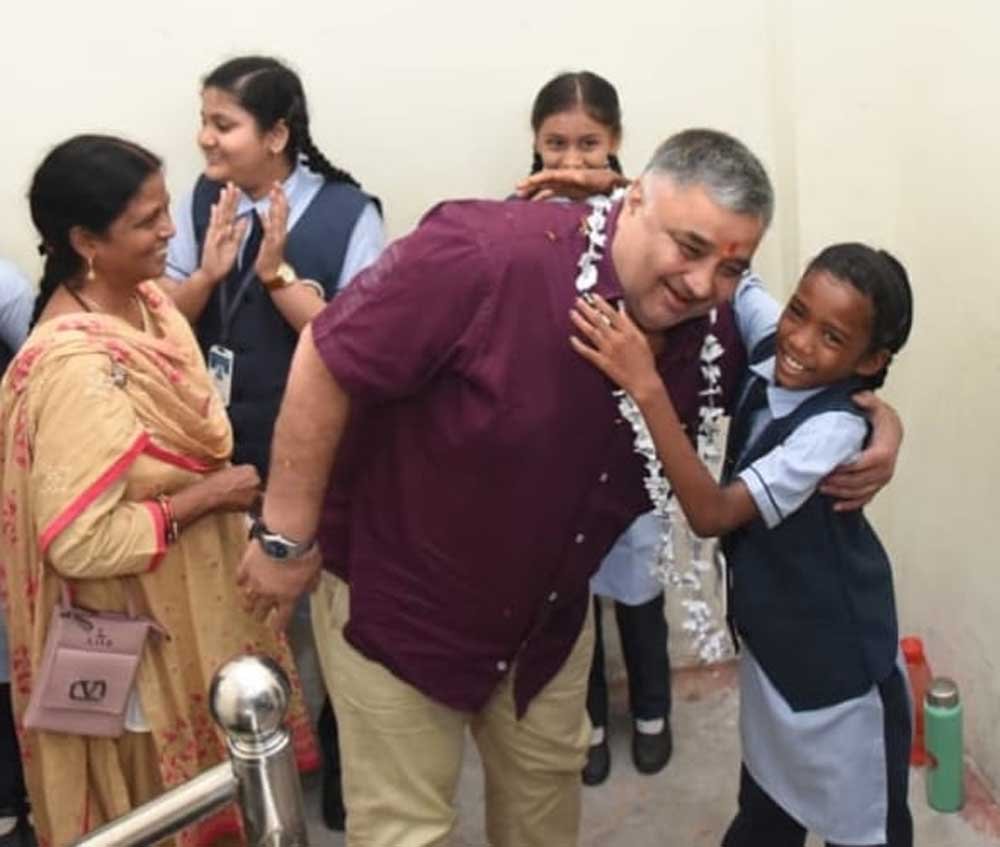 बेटियों के सपनों को मिली नई उड़ान, शाला प्रवेश उत्सव में शामिल हुए पर्यटन एवं संस्कृति मंत्री  राजेश अग्रवाल