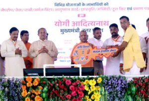 सपनों को मिले पंख: अमरोहा में सीएम योगी ने बांटी खुशियों की चाबी और स्वावलंबन के चेक