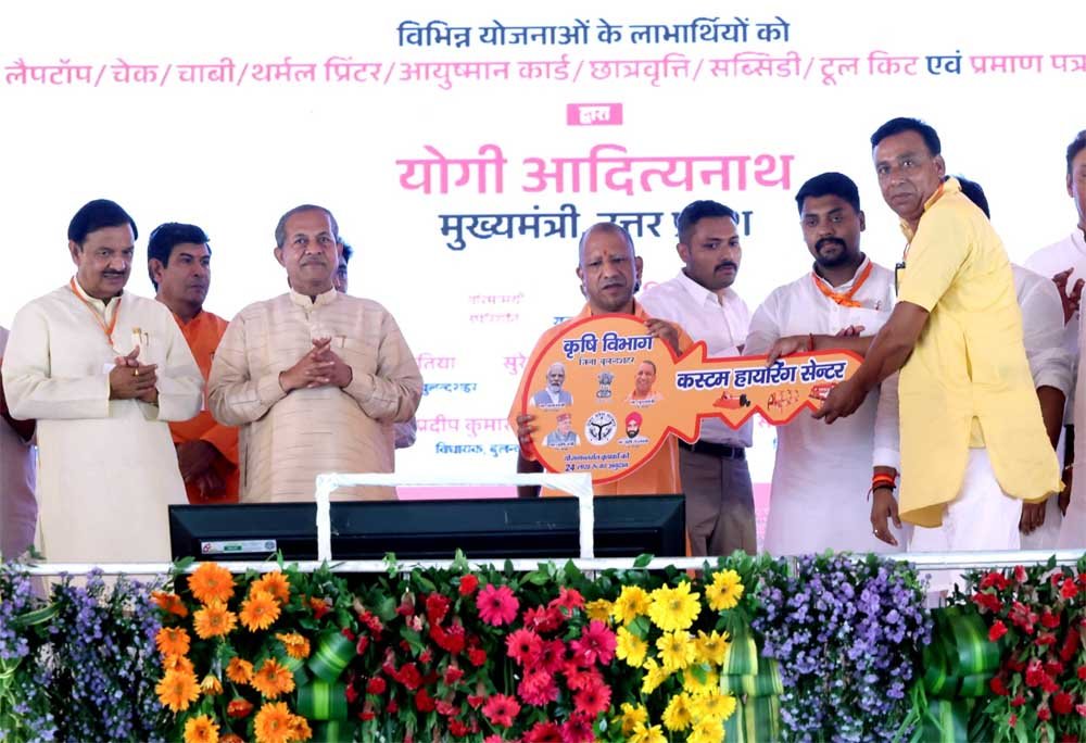 सपनों को मिले पंख: अमरोहा में सीएम योगी ने बांटी खुशियों की चाबी और स्वावलंबन के चेक