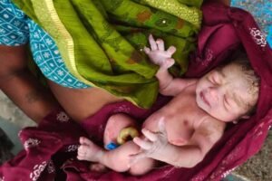 चलती बस में गूंजी किलकारी! सफर के दौरान महिला ने बच्चे को दिया जन्म, यात्रियों ने की मदद