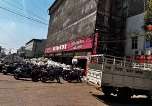 Raipur News: पंडरी कपड़ा मार्केट की सबसे पुरानी होलसेल दुकान से हटाया गया अवैध कब्जा
