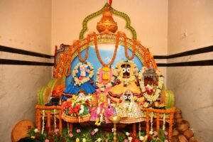 मुख्यमंत्री  विष्णुदेव साय ने दोकड़ा की ऐतिहासिक रथयात्रा में निभाई गजपति महाराजा की परंपरा : भगवान  जगन्नाथ का रथ खींचकर प्रदेशवासियों के सुख, समृद्धि और खुशहाली की कामना की