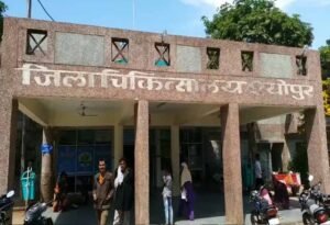 श्योपुर जिला अस्पताल में युवक का हंगामा, डॉक्टरों से मारपीट और जमकर चले लात-घूंसे