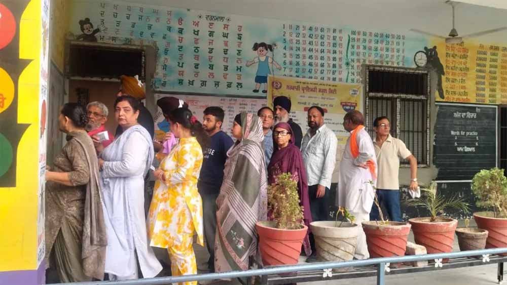 फाजिल्का के जलालाबाद नगर परिषद चुनाव में वोटिंग जारी, 79 उम्मीदवारों की किस्मत EVM में कैद