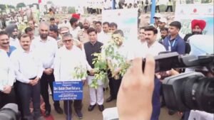 Chandigarh News: डंपिंग ग्राउंड बनेगा ‘ऑक्सीजन हब’, प्रशासक ने पौधारोपण कर की शुरुआत