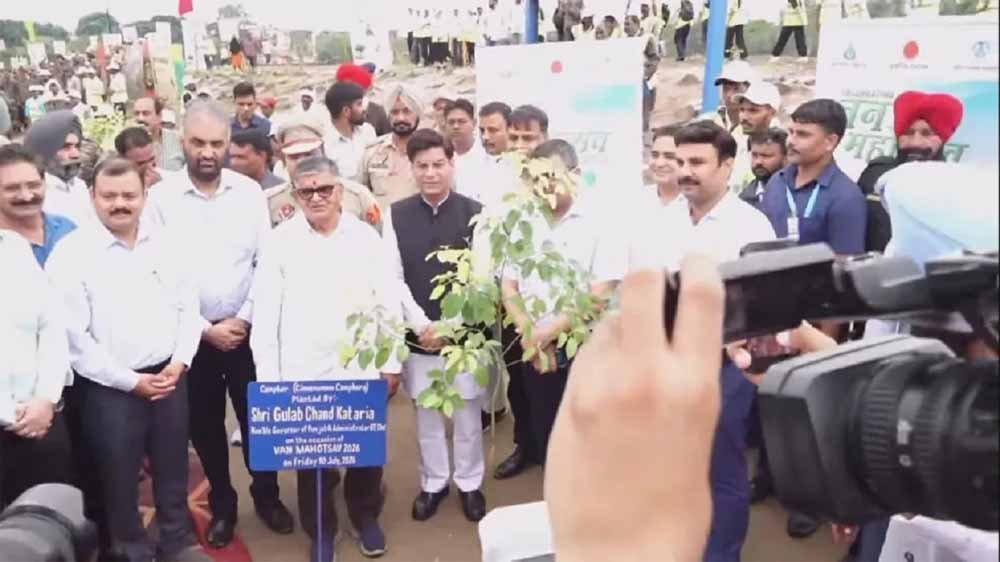 Chandigarh News: डंपिंग ग्राउंड बनेगा ‘ऑक्सीजन हब’, प्रशासक ने पौधारोपण कर की शुरुआत