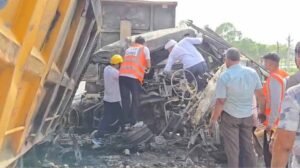 हरियाणा में ट्रक-डंपर की भीषण टक्कर के बाद लगी आग, कई लोगों के फंसे होने की आशंका