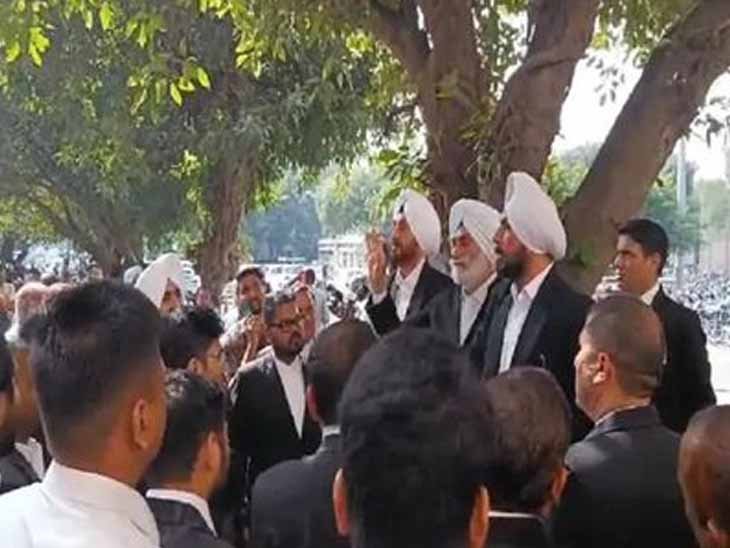 पंजाब के वकीलों की अनिश्चितकालीन हड़ताल शुरू, कोर्ट का कामकाज हुआ ठप्प