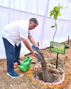 “एक पेड़ माँ के नाम” अभियान के तहत  मंत्री  राजेश अग्रवाल ने नवीन विधानसभा परिसर में लगाया पौधा