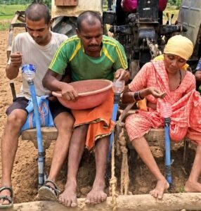 मुख्यमंत्री  विष्णु देव साय के कृषि नवाचार को बढ़ावा देने के संकल्प को मिली नई उड़ान, प्रगतिशील किसान भानुप्रताप ने जुगाड़ तकनीक से तैयार की सीड ड्रिल